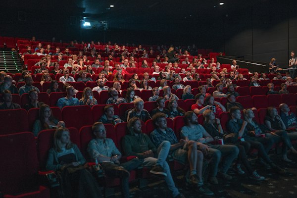 Cinema em casa com pipoqueira e almofadas