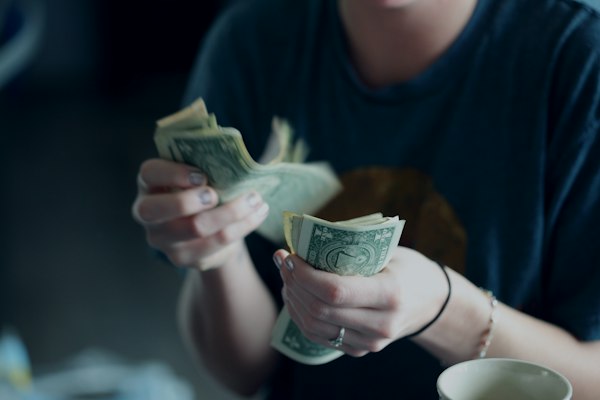 Dólar na cueca pro noivo pagar a conta a dois